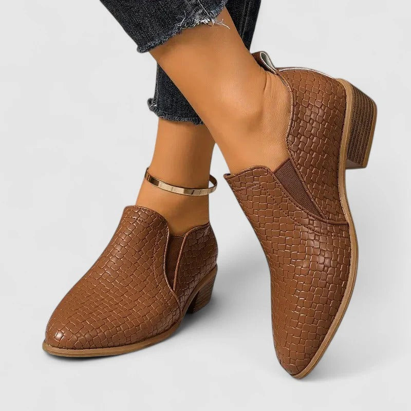 Eleganter Damen Slip-on Loafer mit Reptilprägung, spitzer Zehe und stabilem Blockabsatz. Perfekt für Herbst.