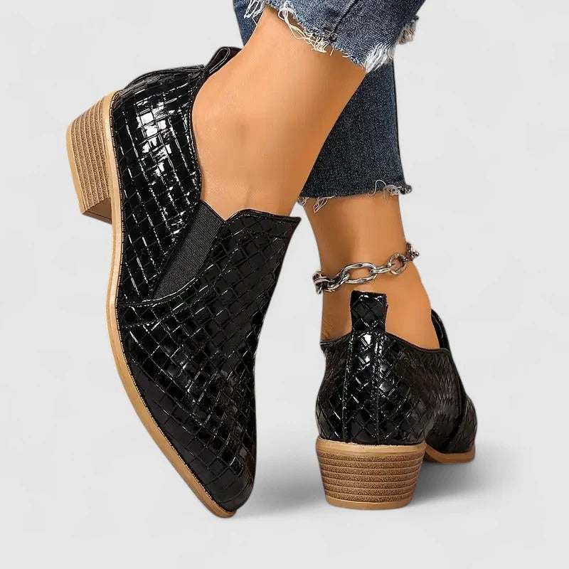 Bequeme Damen Loafer mit spitzer Zehenpartie und komfortablem Blockabsatz; ideal als Business Casual Schuh.