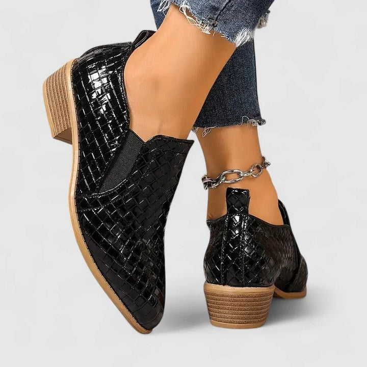 Bequeme Damen Loafer mit spitzer Zehenpartie und komfortablem Blockabsatz; ideal als Business Casual Schuh.