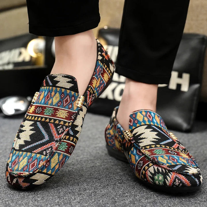 Seitenansicht Herren Loafer mit buntem Ethno-Muster, eleganter Goldapplikation und komfortabler Leichtsohle.