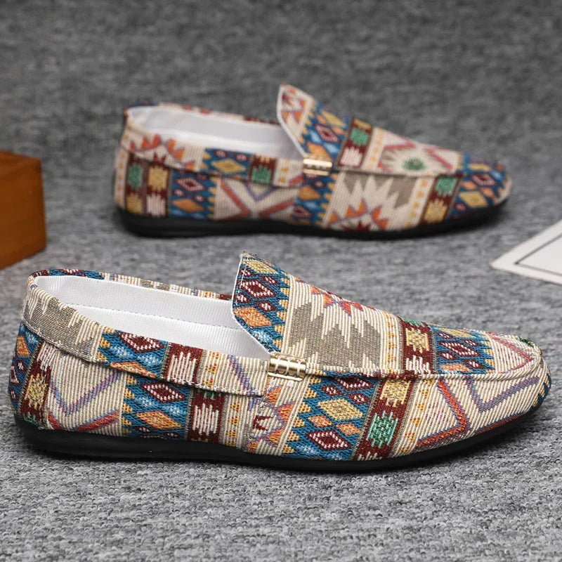 Einzigartige Herren Loafer Slipper im Bohemian-Stil mit Ethno-Muster. Bequeme Sommerschuhe für Männer.