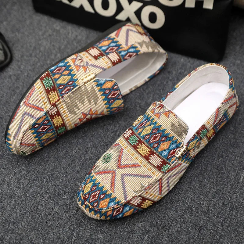 Elegante Herren Slipper Loafer mit lebhaftem Ethno-Muster, Golddetail & leichter Slip-On-Sohle.