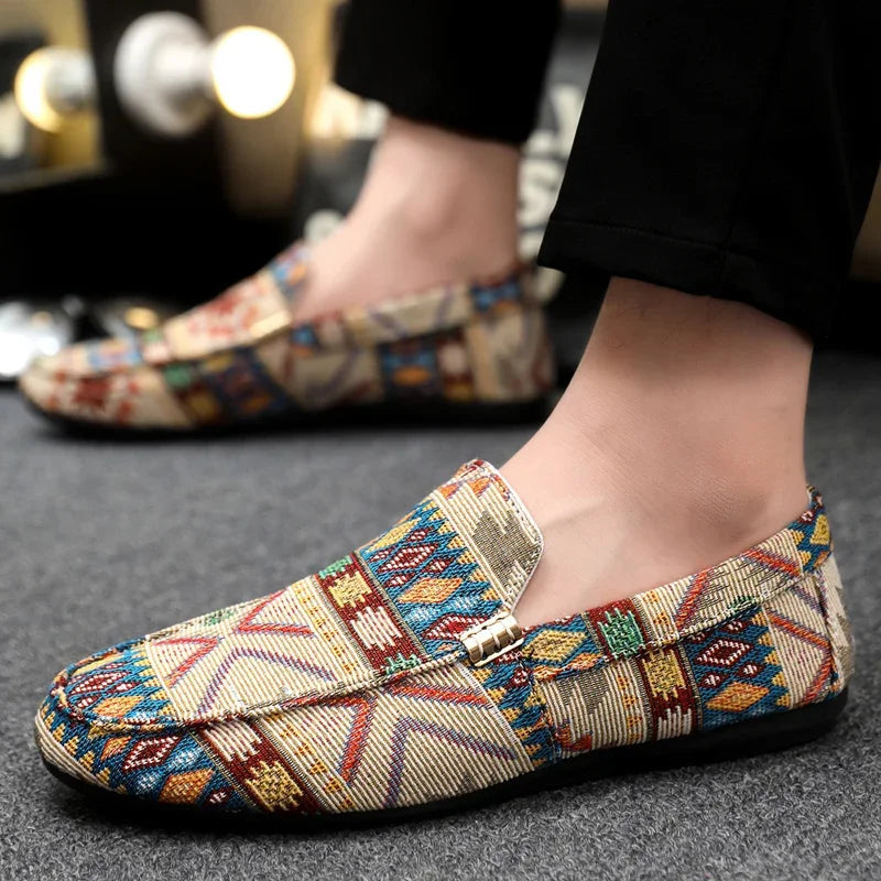 Stilvolle Herren Loafer mit Ethno-Muster für einzigartigen Auftritt. Bequeme Sommerschuhe für Festivals.