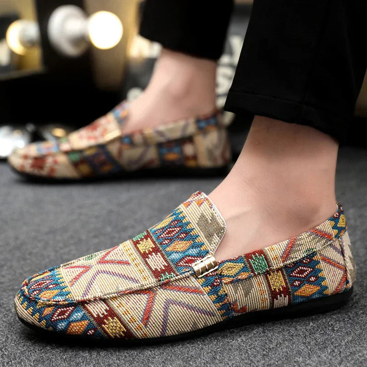 Stilvolle Herren Loafer mit Ethno-Muster für einzigartigen Auftritt. Bequeme Sommerschuhe für Festivals.