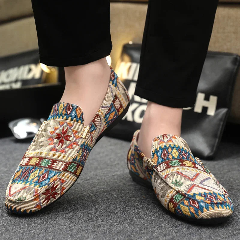 Nahaufnahme Herren Loafer: Detail des farbenfrohen Ethno-Musters und des eleganten Golddetails.