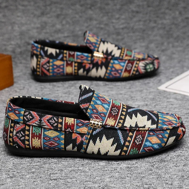 Bequeme Herren Loafer mit Ethno-Muster & leichter Sohle. Ideale Slip-On Sommerschuhe für Freizeit & Urlaub.