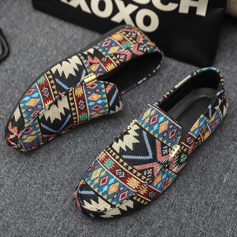 Auffällige Herren Loafer Slipper mit einzigartigem Ethno-Muster. Trendige Freizeitschuhe für Statement-Look.
