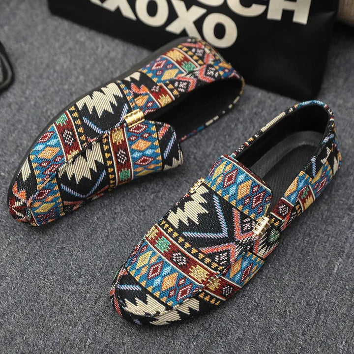 Auffällige Herren Loafer Slipper mit einzigartigem Ethno-Muster. Trendige Freizeitschuhe für Statement-Look.