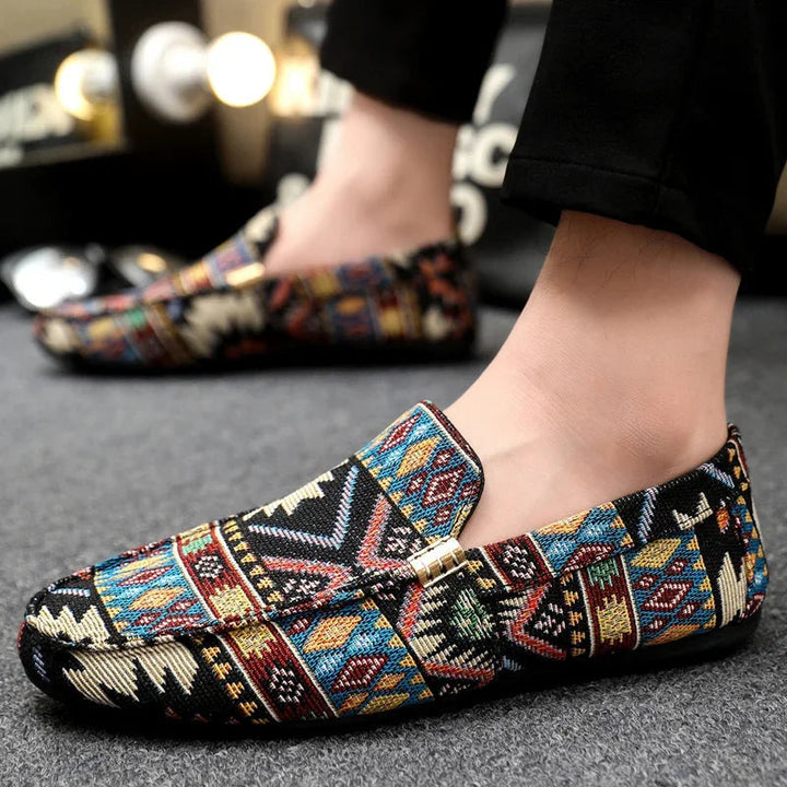 Moderne Herren Loafer mit Ethno-Muster, Golddetail. Leichte Slip-On Slipper für Frühling & Sommer.