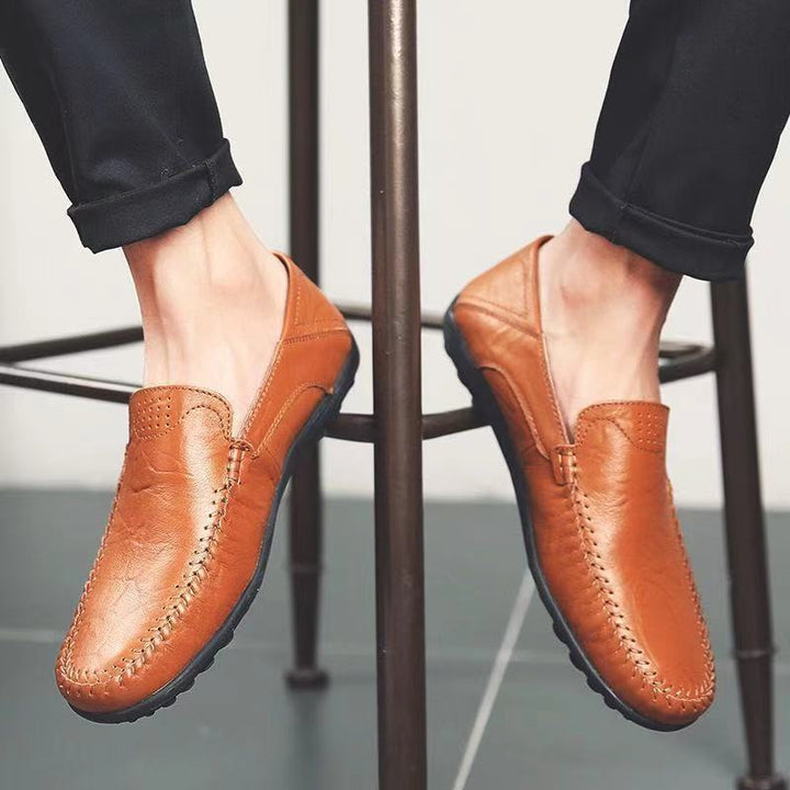 Klassische Herren Mokassins aus weichem Leder, handgenähte Slipper. Ideal als bequeme Sommerschuhe für Business.