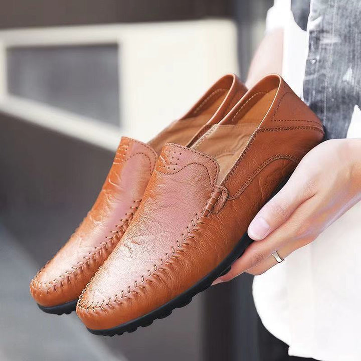 Detailansicht handgenähter Herren Loafer im Mokassin-Stil. Elegante Lederschuhe für einen stilvollen Auftritt.