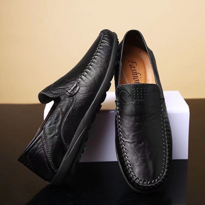 Vielseitige Herrenschuhe: Handgenähte Loafer als stilvolle Business Casual Slipper & bequeme Freizeitschuhe.