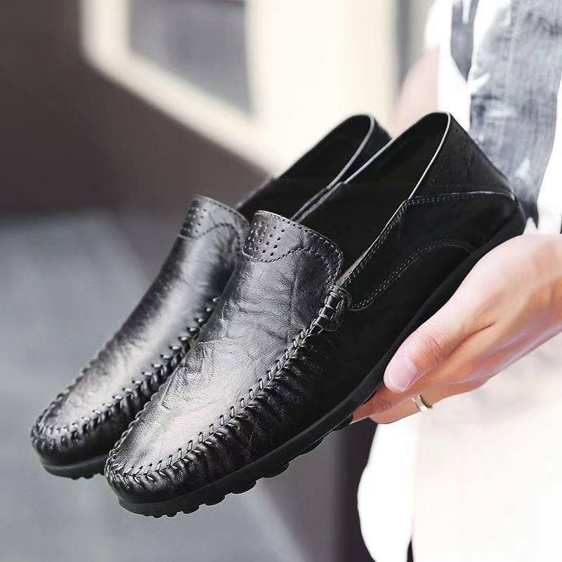 Elegante handgenähte Herren Loafer im Mokassin-Stil. Perfekte Business Casual Slipper aus Leder für Freizeit & Büro.
