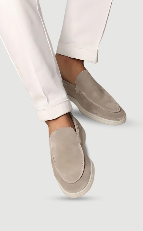 Minimalistische Herren Loafers aus edlem Leder, luxuriöser Slipper für eleganten Alltagskomfort.