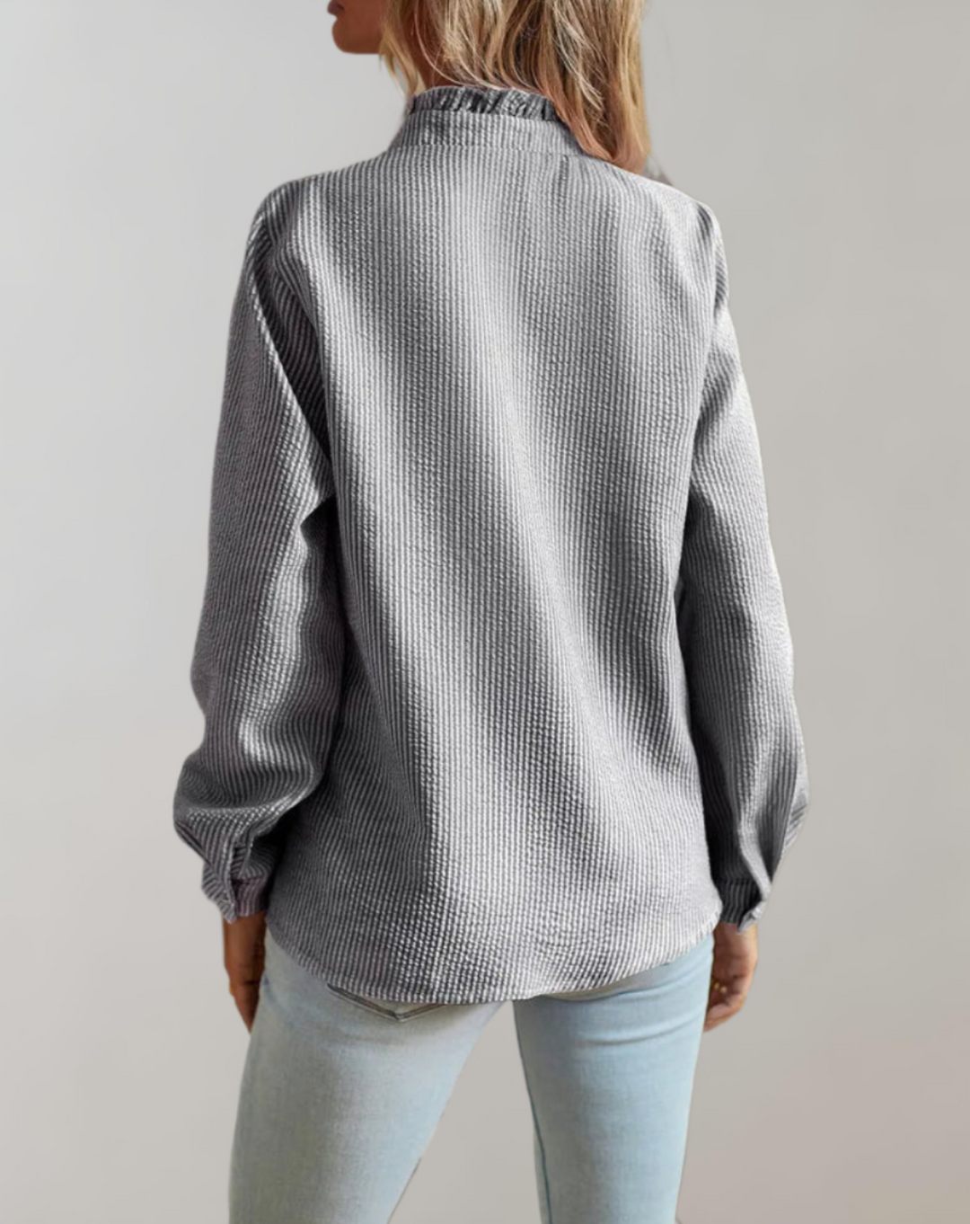 Vielseitiges Damen Top mit Rüschen, Stehkragen & langen Ärmeln, perfekt für Business & Casual.