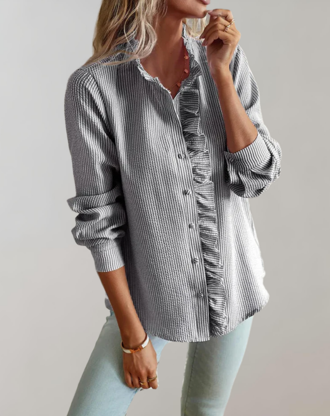 Bequemes Damen Langarmshirt, locker geschnitten, mit Rüschen & Stehkragen für modernen Look.