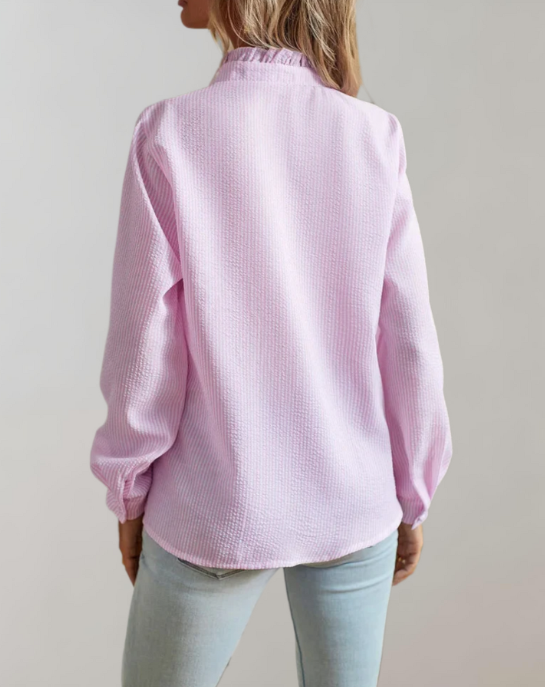 Elegantes Blusentop für Damen mit Rüschen, Stehkragen & langen Ärmeln, ideal für jeden Anlass.
