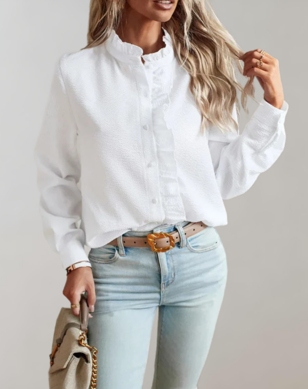 Schickes Damen Langarmshirt mit Rüschenbesatz, Stehkragen & fließendem Stoff für Eleganz.