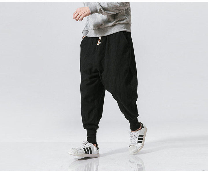 Moderne Herren Jogginghose im Harem-Stil, schwarz, perfekt für Streetwear und Freizeitmode.