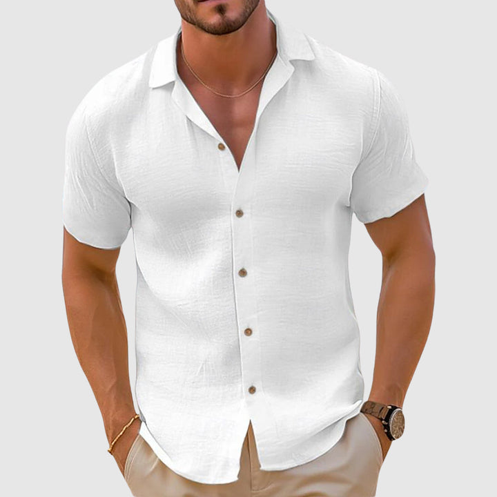 Modernes Herrenhemd mit kurzen Ärmeln und Knöpfen. Eleganter Look, ideal für Freizeit & Frühling.