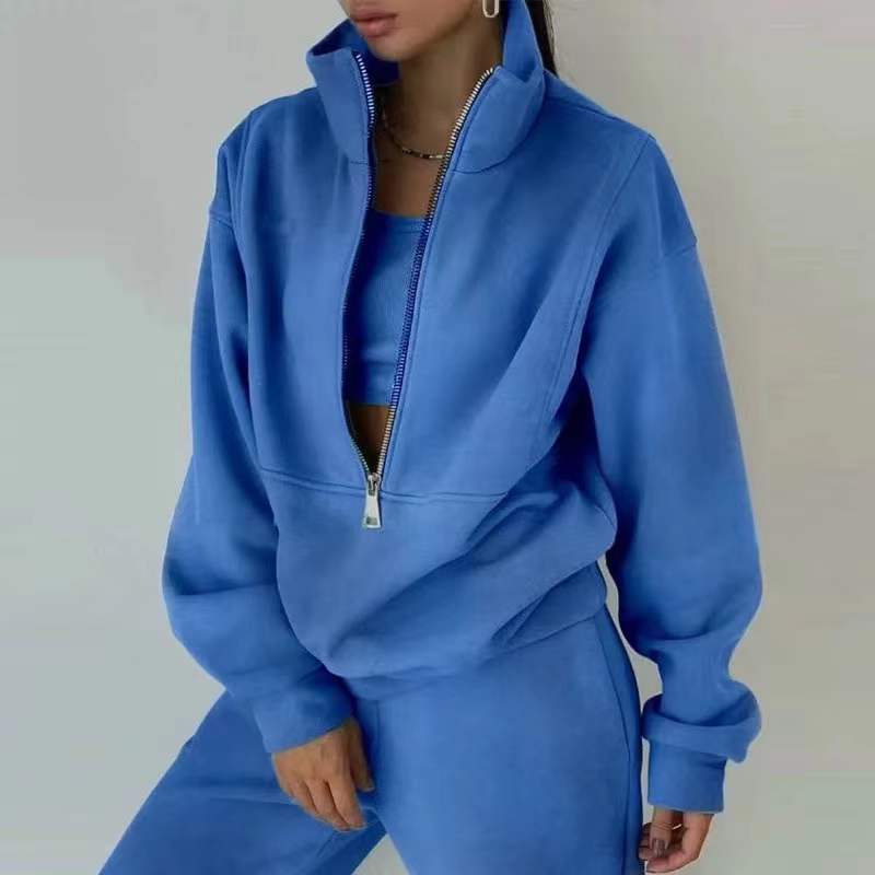 Blaues ActiveFit Sportbekleidungs-Set für Damen, dreiteiliger Freizeitanzug, ideal für Jogging & Komfort.