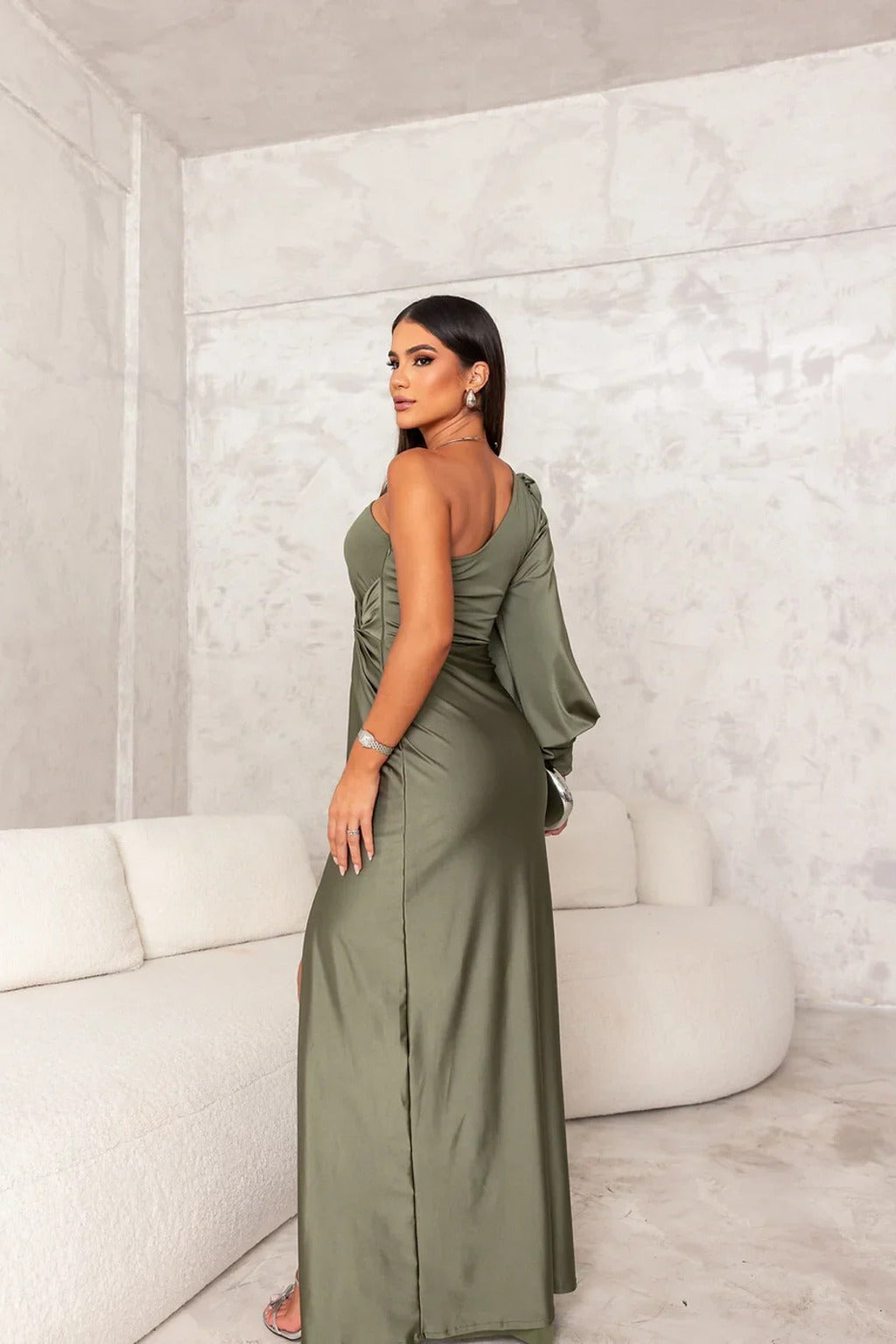 Elegantes Damenkleid, zeitlos und schick, mit Rundhals, für formelle Anlässe.