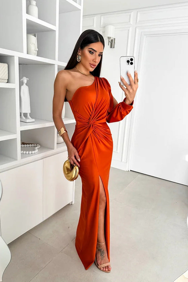 Klassisches Damen Abendkleid, schick und zeitlos, mit Rundhals für Eleganz.