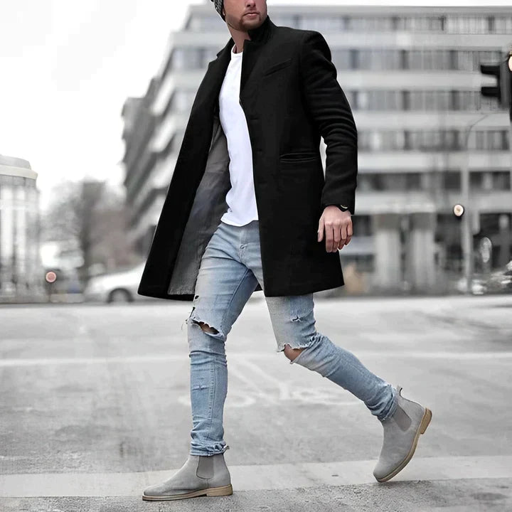 Langer, warmer Herren Wintermantel in Grau. Moderner Freizeit-Mantel für kalte Wintertage. Wintermode Herren.