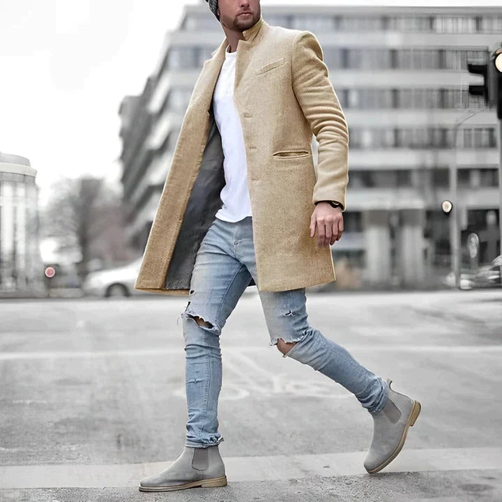 Schwarzer, eleganter Herren Wintermantel. Warmer Business-Mantel für anspruchsvolle Herren. Zeitlose Wintermode.