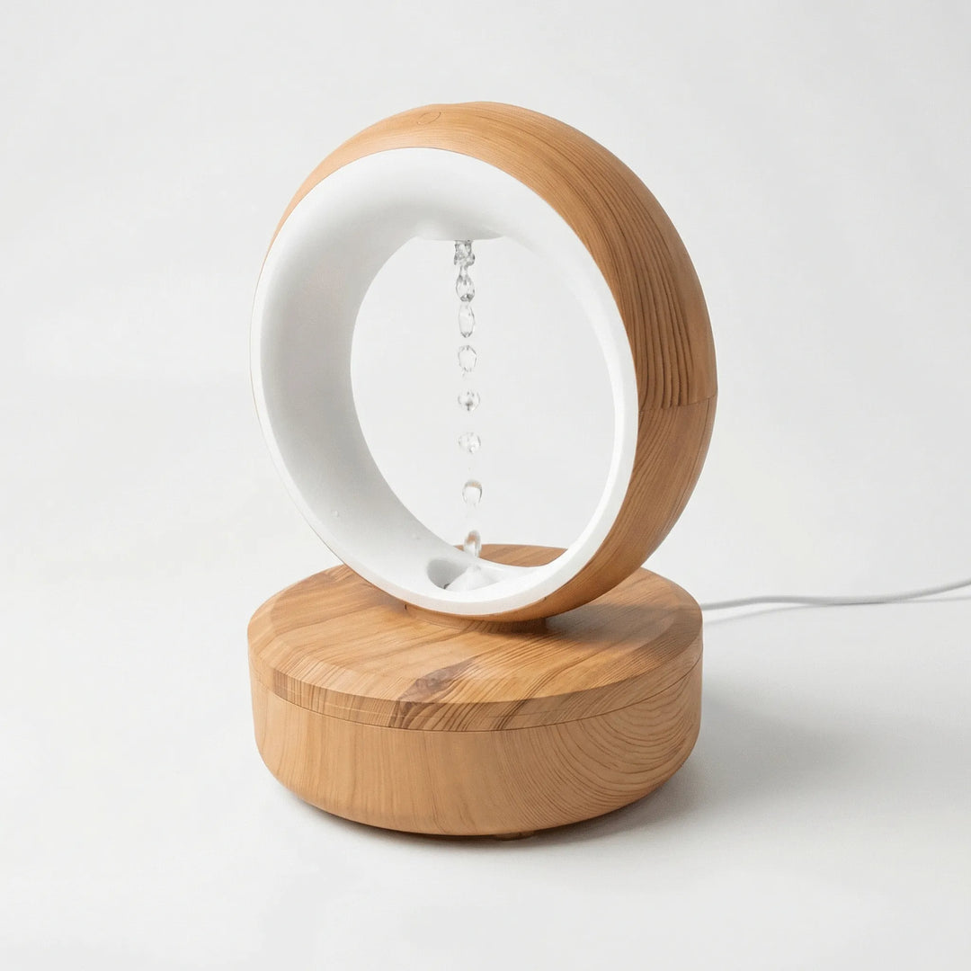 Modernes Levitierendes Luftbefeuchter & Aroma Diffuser mit warmem LED-Licht im Wohnzimmer. Schönes Ambiente.