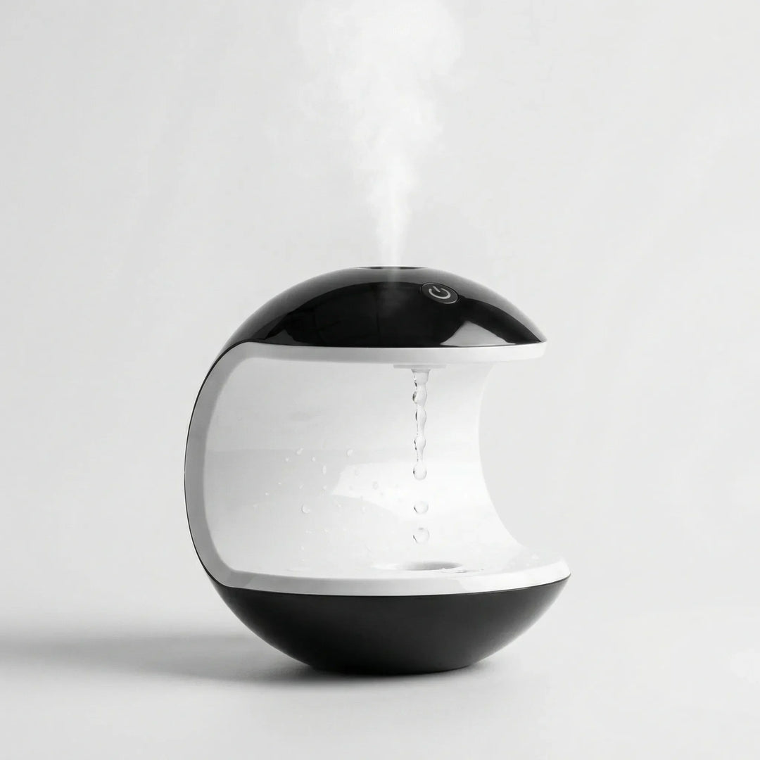 Ansicht von oben: Schwebender Nebel und sanftes LED-Licht des modernen Aroma Diffusers. Verbessert die Luft.