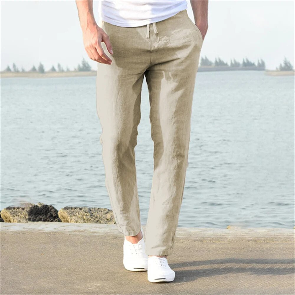 Khakifarbene Herren Sommerhose, knöchellang & bequem, mit komfortablem elastischem Bund. Ideal für Freizeit.
