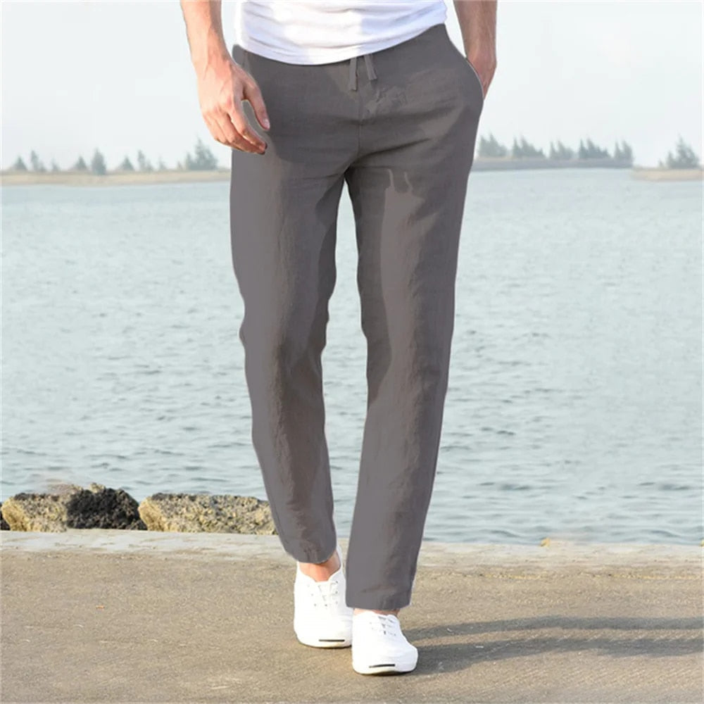 Modische Herren Freizeithose (schwarz), knöchellang mit Gummibund. Für elegant-lässige Looks im Frühling/Sommer.