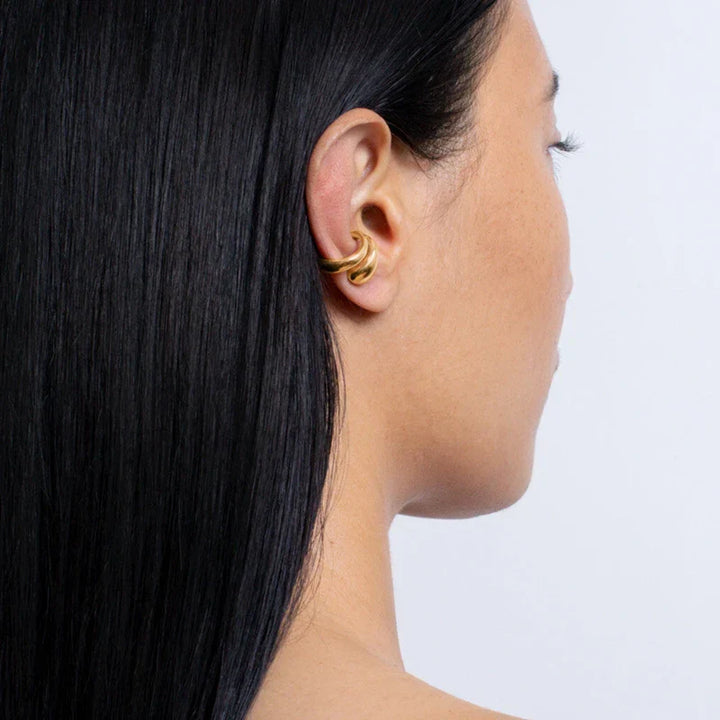 Elegante goldene Ohrmanschette für Damen. Luxuriöser, piercingfreier Ohrschmuck von TrendDrop, ein modernes Accessoire.