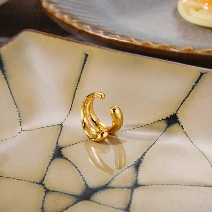 Damen Luxus Goldschmuck: Piercingfreie Ohrmanschette. Eleganter, moderner Ohrring von TrendDrop für besondere Akzente.
