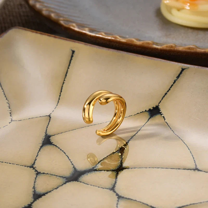 Stylische goldene Ohrmanschette für Damen. Luxuriöses, piercingfreies Ohr-Accessoire von TrendDrop, elegant & modern.