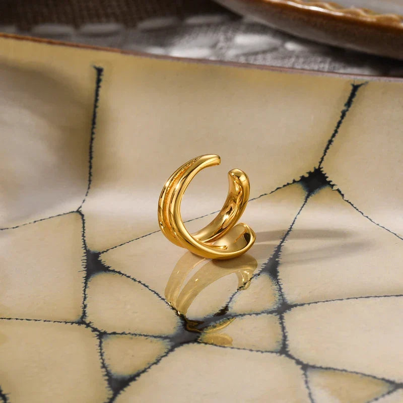 Moderne piercingfreie Ohrmanschette in Gold. Eleganter Luxus-Ohrschmuck für Damen von TrendDrop, ein zeitloses Accessoire.