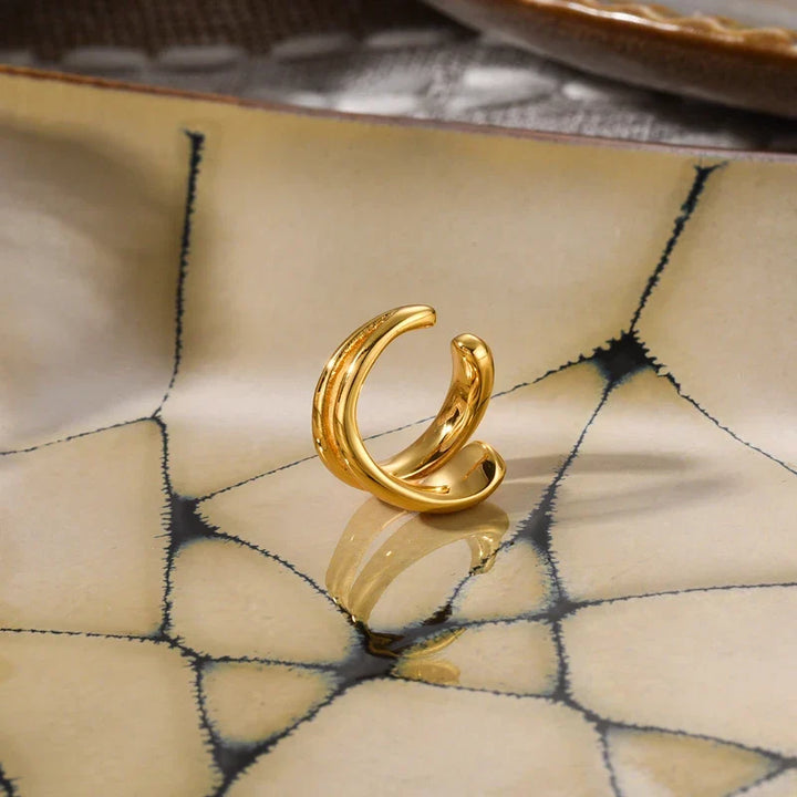 Moderne piercingfreie Ohrmanschette in Gold. Eleganter Luxus-Ohrschmuck für Damen von TrendDrop, ein zeitloses Accessoire.