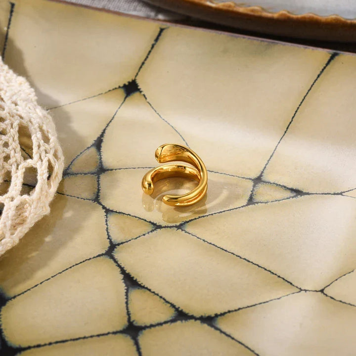 Eleganter Ohrclip in Gold für Damen. Luxus Ohrmanschette von TrendDrop, piercingfrei und modern. Perfekter Schmuck.