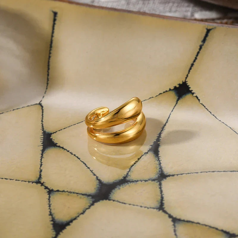 Piercingfreies Gold-Accessoire: Luxus Ohrmanschette. Eleganter Damen-Ohrring von TrendDrop, modern und stilvoll.