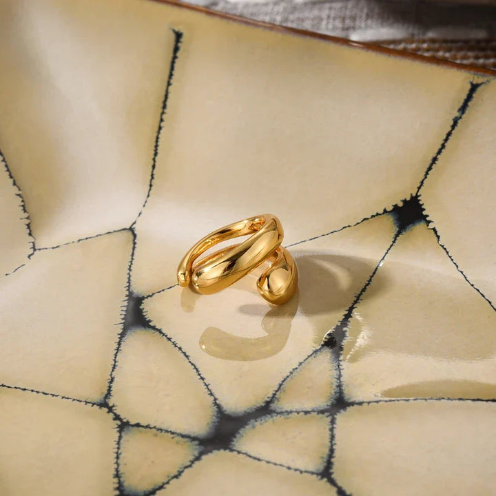 Damen Luxus Ohrmanschette, goldfarben. Piercingfreier, eleganter Ohrschmuck für moderne Frauen. Exklusiv von TrendDrop.