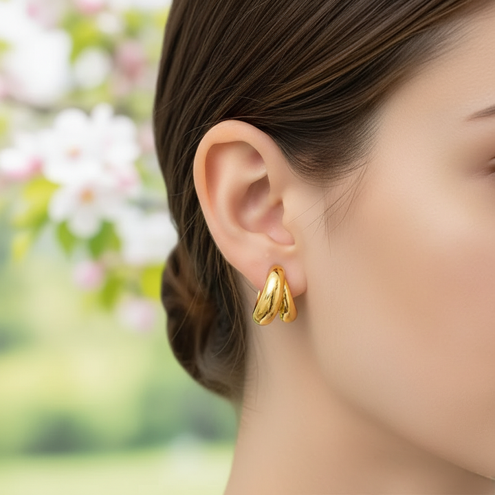 Damen Luxus Ohrmanschette in Gold, elegant & piercingfrei. Moderner Ohrschmuck für stilvolle Frauen von TrendDrop.