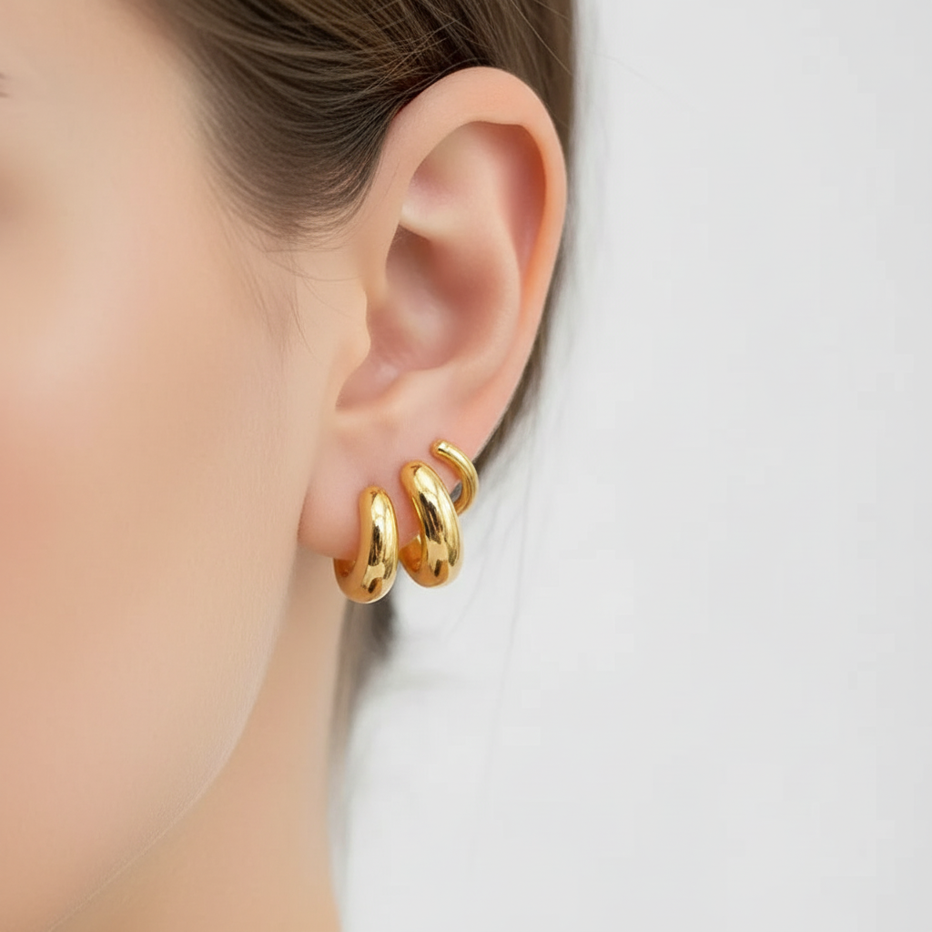 Piercingfreie goldene Ohrmanschette für Damen. Luxuriöser, eleganter Ohrring, perfekt als modernes Accessoire.