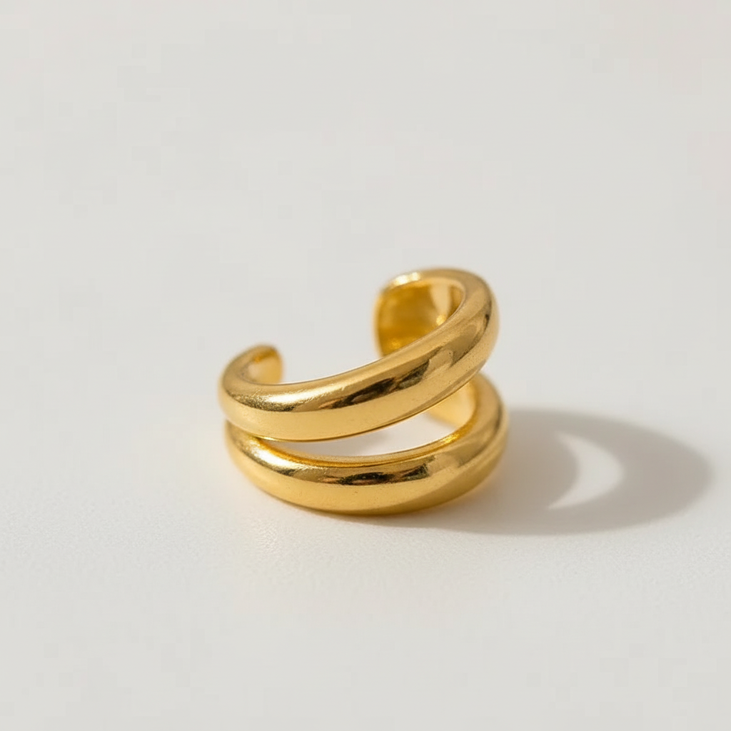 Eleganter Goldschmuck: Luxus Ohrmanschette für Damen. Piercingfreier Ohrclip von TrendDrop, ein modernes Accessoire.