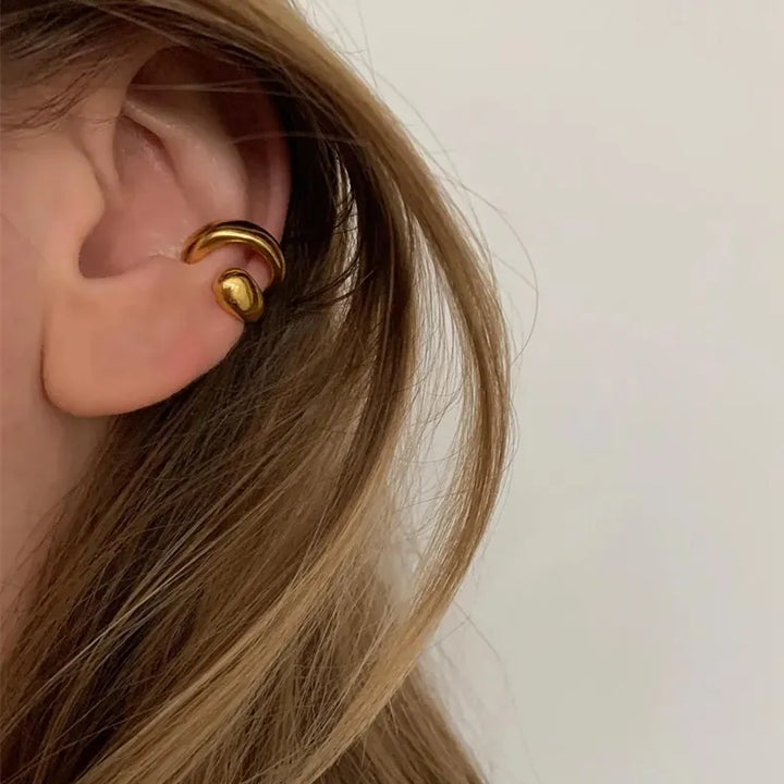 Luxuriöse goldene Ohrmanschette für Damen von TrendDrop. Eleganter, piercingfreier Ohrschmuck für moderne Looks.