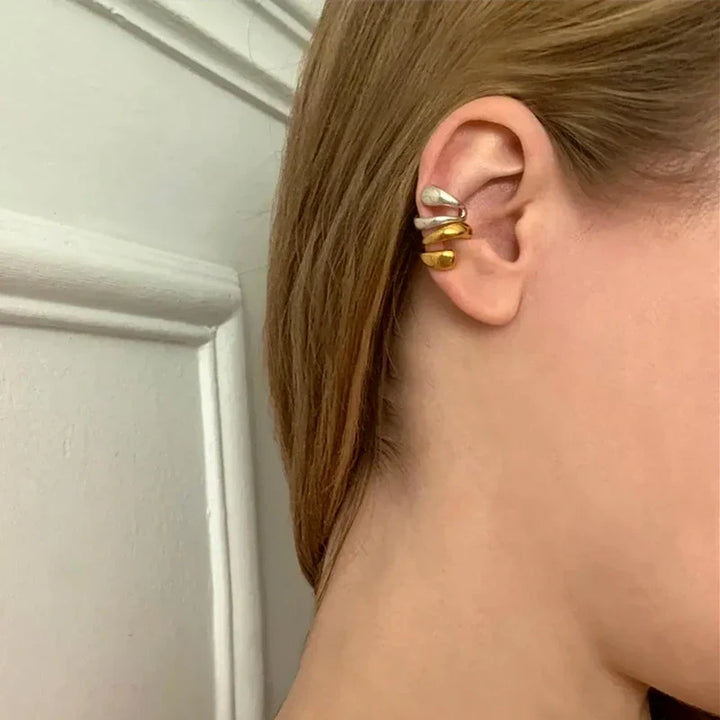 Piercingfreier Ohrschmuck: Elegante goldene Ohrmanschette. Luxuriöses Damen-Accessoire von TrendDrop für jeden Anlass.