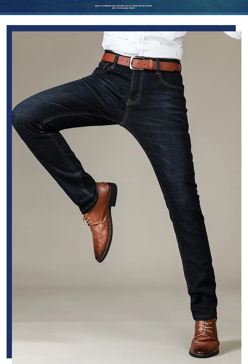 Alltagstaugliche Herren Stretchjeans mit bequemem, geradem Schnitt.