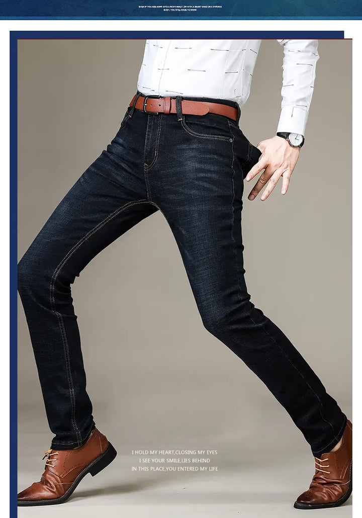 Angenehmer Tragekomfort: Herrenjeans Straight Fit aus weichem Stretchmaterial.
