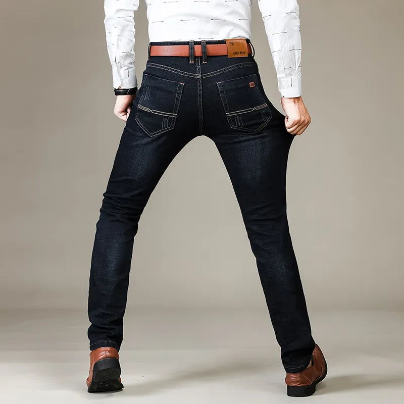 Gerade geschnittene Herren Stretchjeans für maximalen Komfort und Bewegungsfreiheit.
