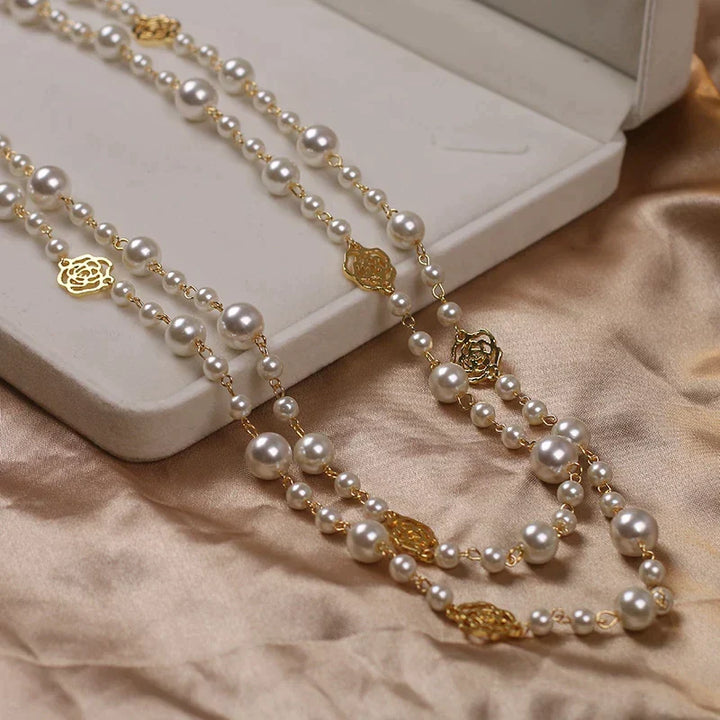 Lange Damen Perlenkette Kamelie (150 cm) für elegante Looks, ideal als Modeschmuck Accessoire.
